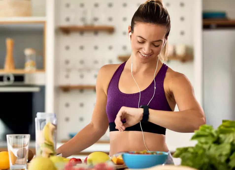 Mujer preparando un desayuno saludable después de entrenar