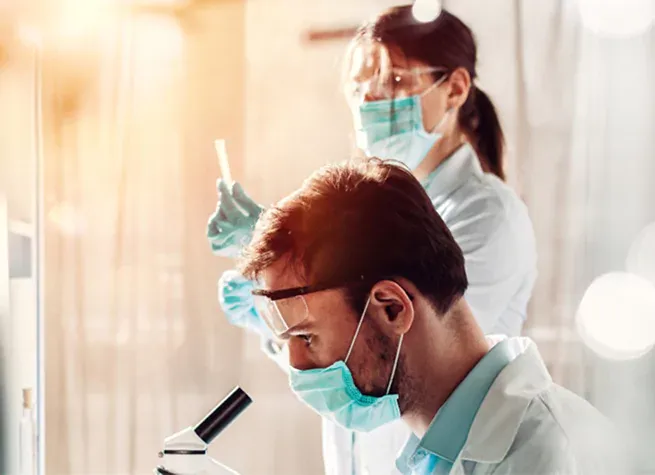 Científicos de Plennia trabajando con microscopios